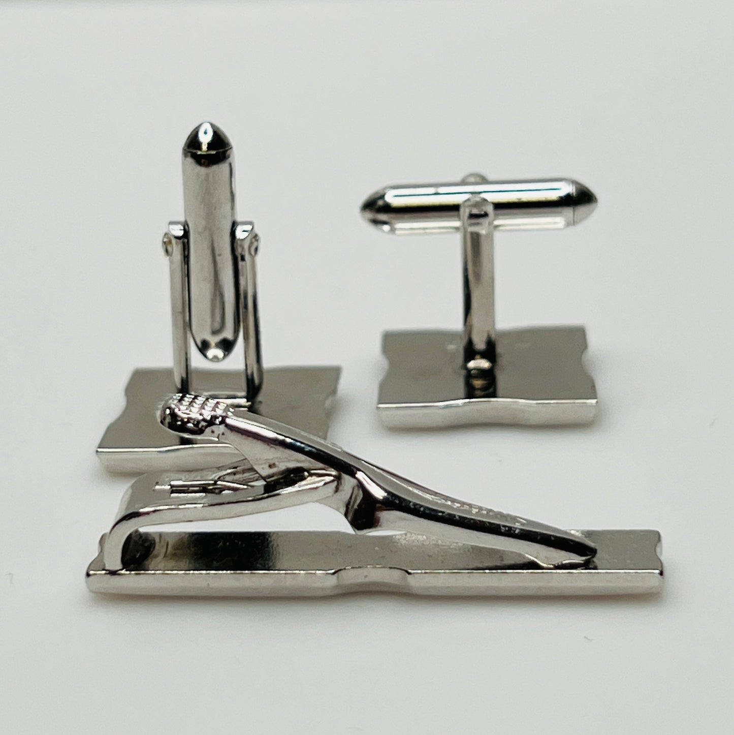 Silver-tone square cufflinks and minimalist tie bar signed Swank
