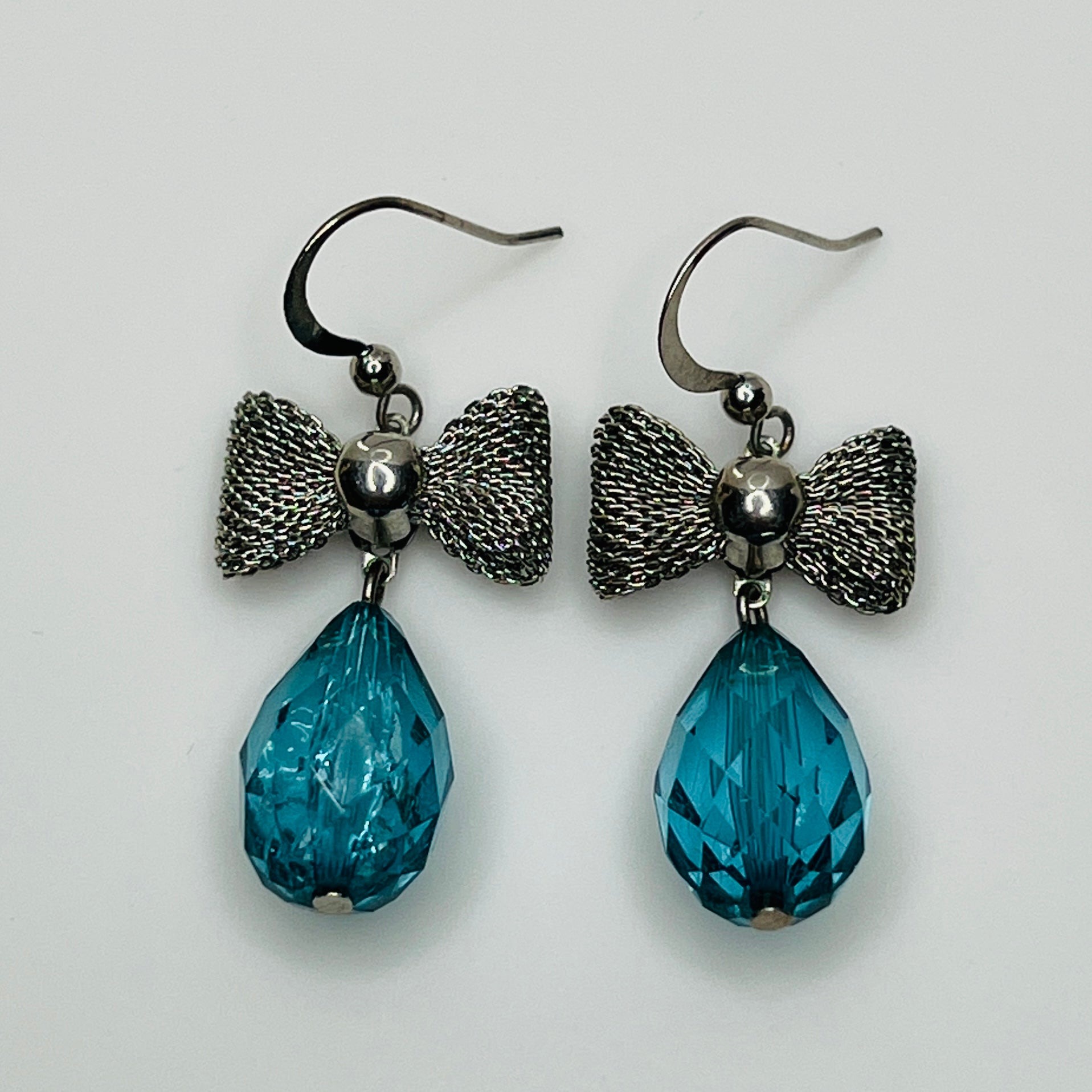 Vintage silver mesh bow earrings with acrylic teardrop beads, 1980s style