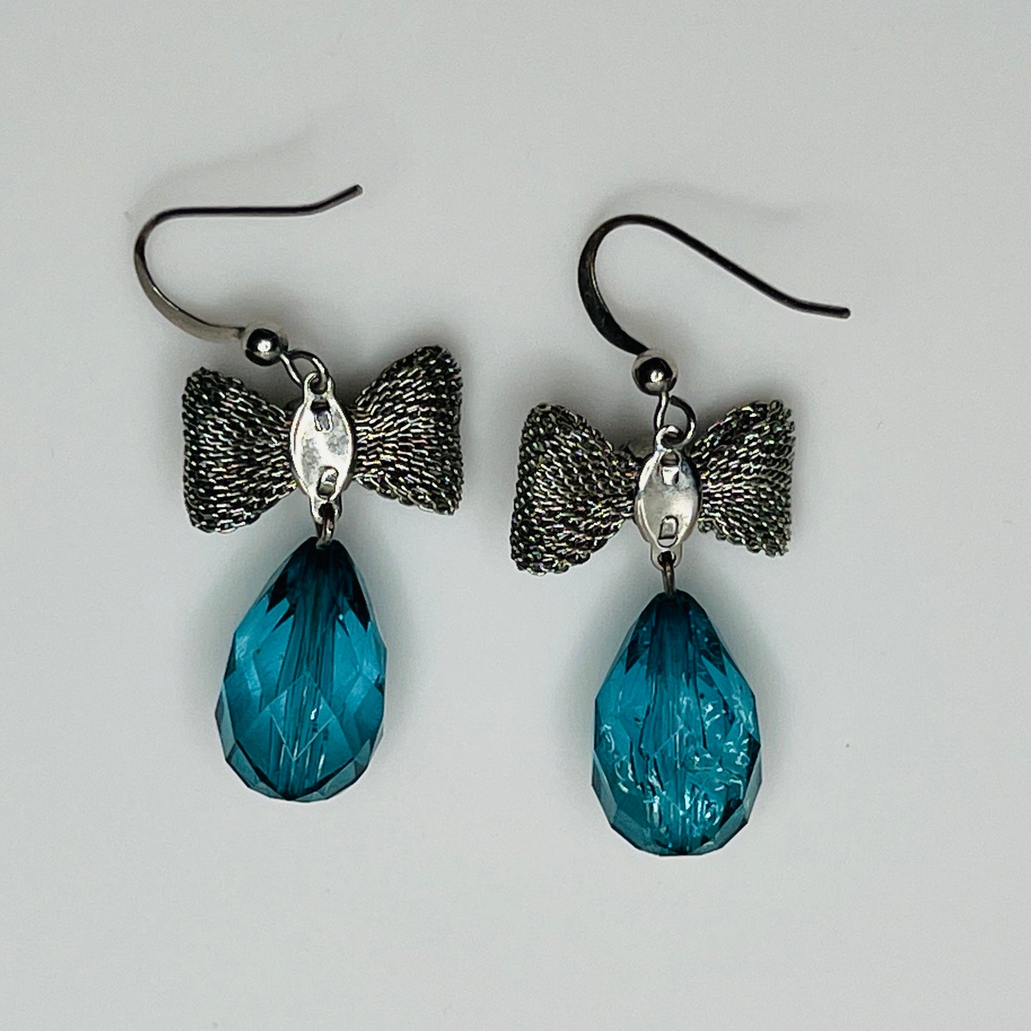 Vintage silver mesh bow earrings with acrylic teardrop beads, 1980s style