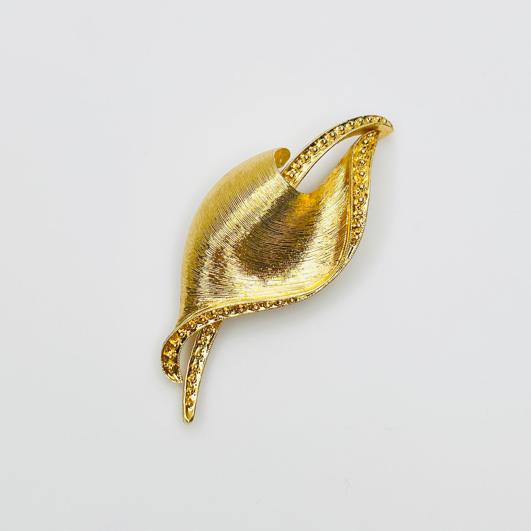 Vintage Monet gold tone calla lily brooch