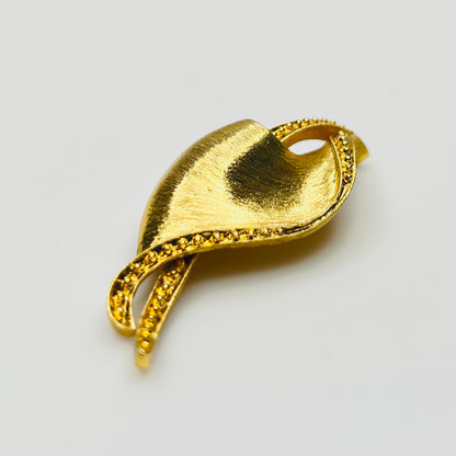Side profile of gold calla lily brooch