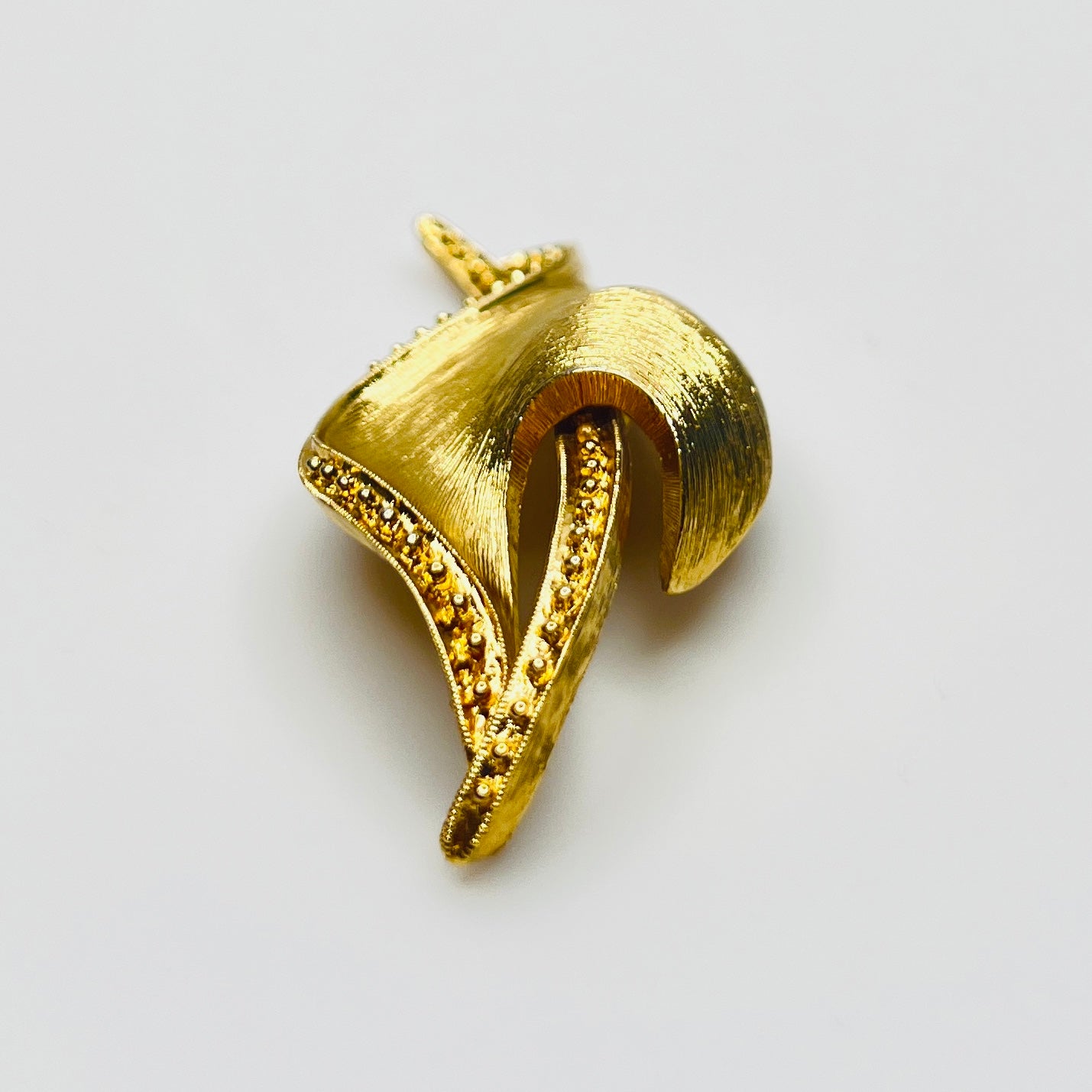 Side profile of gold calla lily brooch