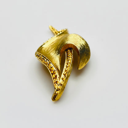 Side profile of gold calla lily brooch