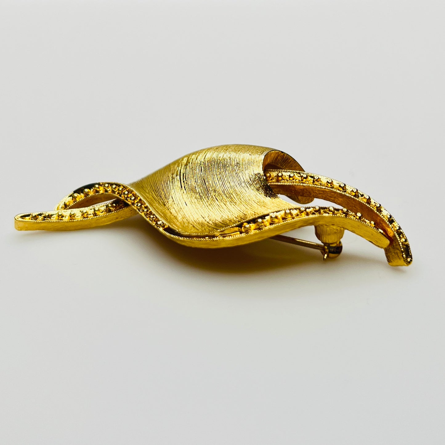 Side profile of gold calla lily brooch
