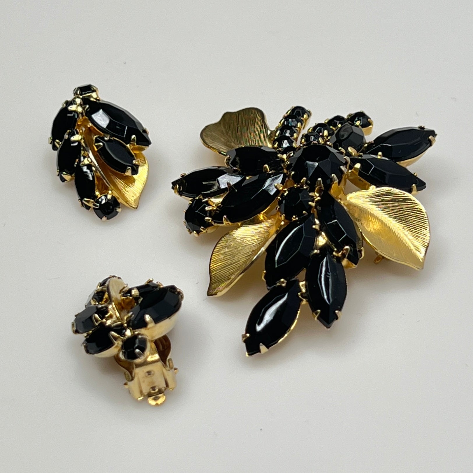 1950s vintage jewelry set with prong-set black stones and sculpted floral design