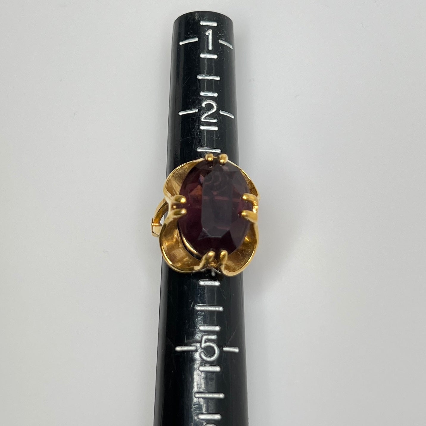 Vintage 18K HGE gold cocktail ring with purple faceted crystal, size 3.5