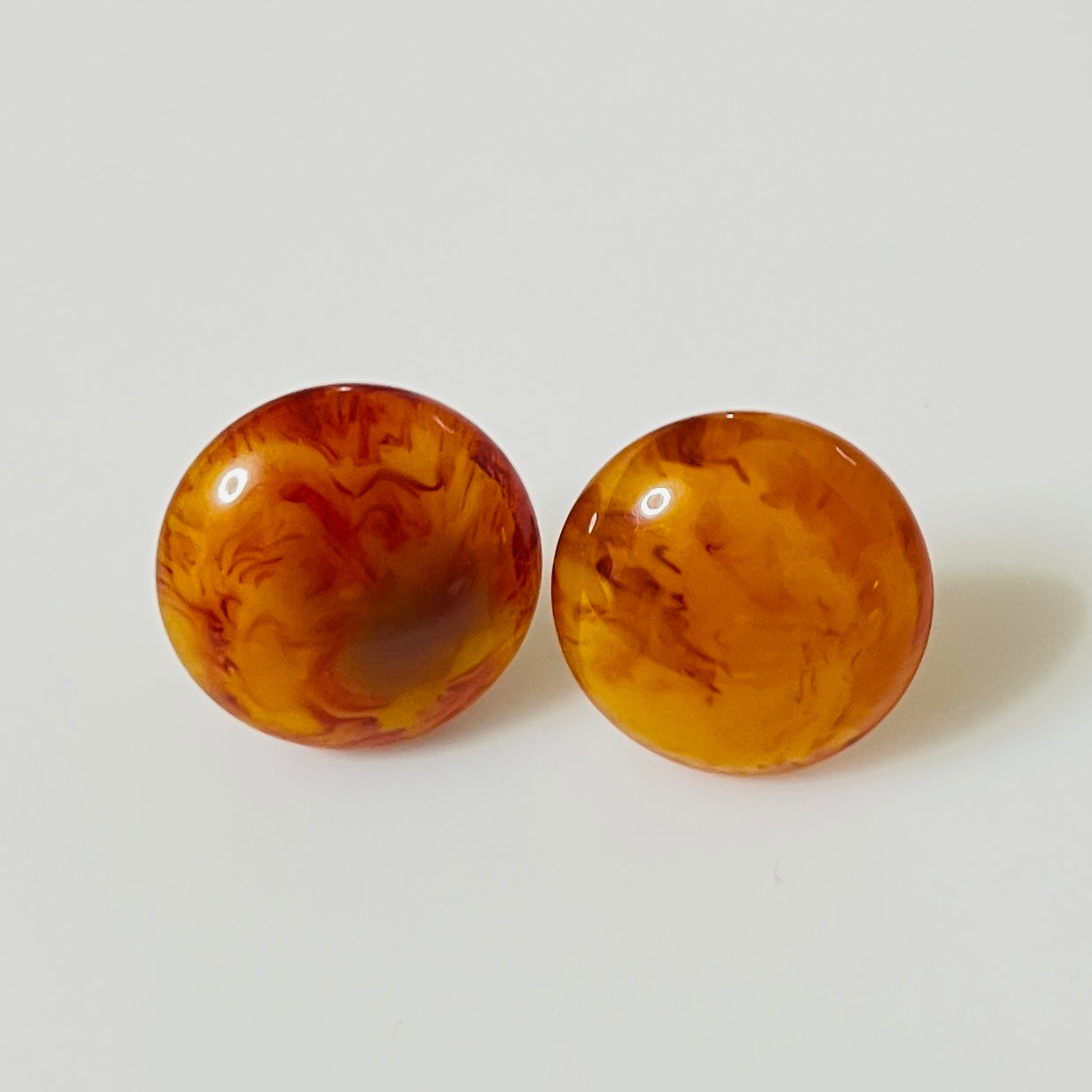 Vintage 1940s marbled Bakelite button screw back earrings