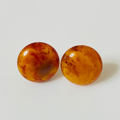 Vintage 1940s marbled Bakelite button screw back earrings