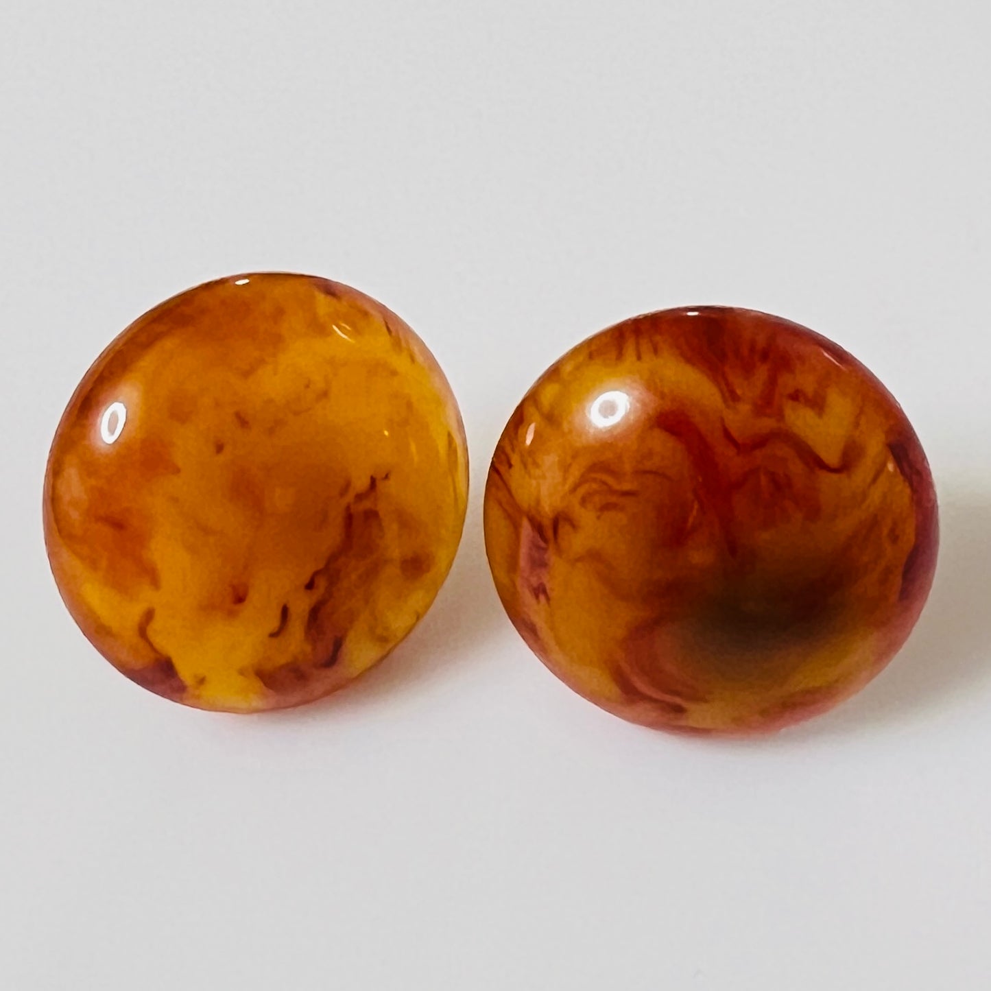 Vintage 1940s marbled Bakelite button screw back earrings