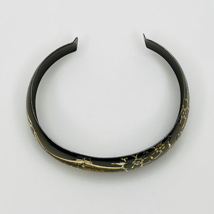 Overhead view of cuff’s inner curve and structure