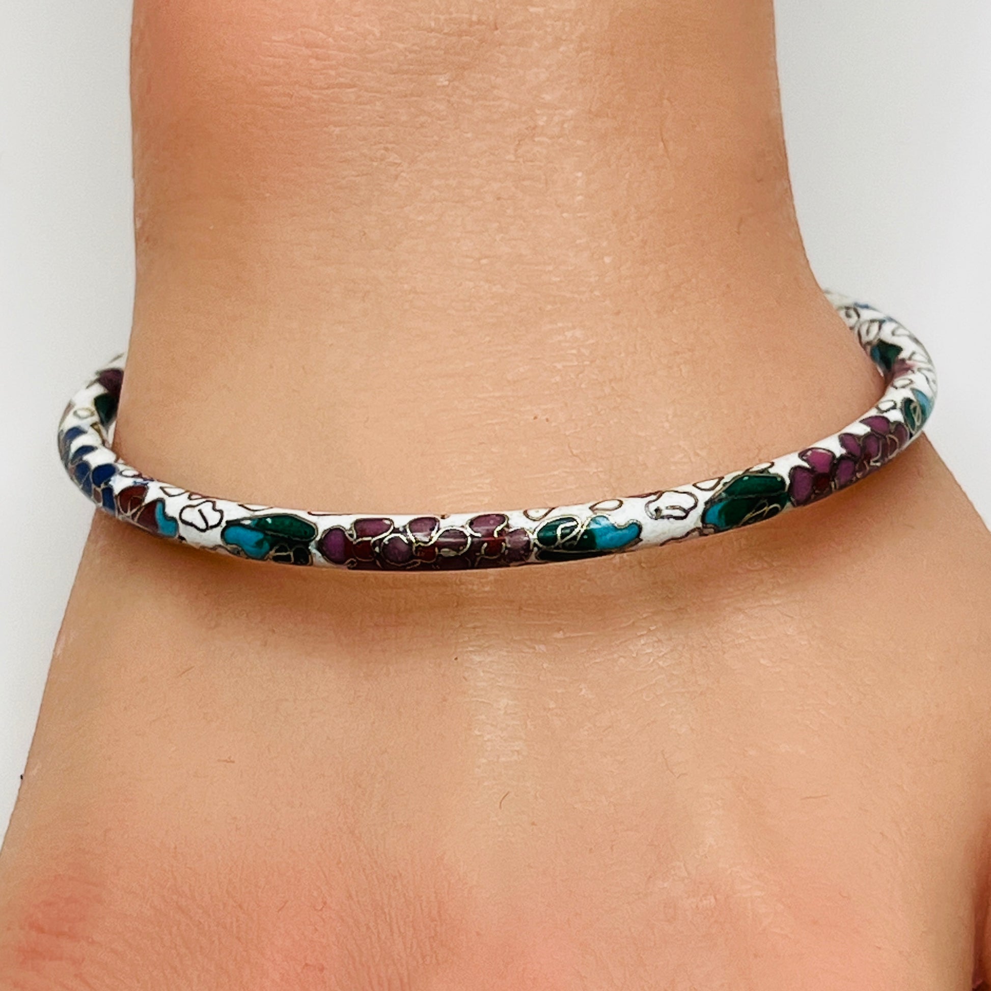 Vintage white cloisonné bangle bracelet with floral design