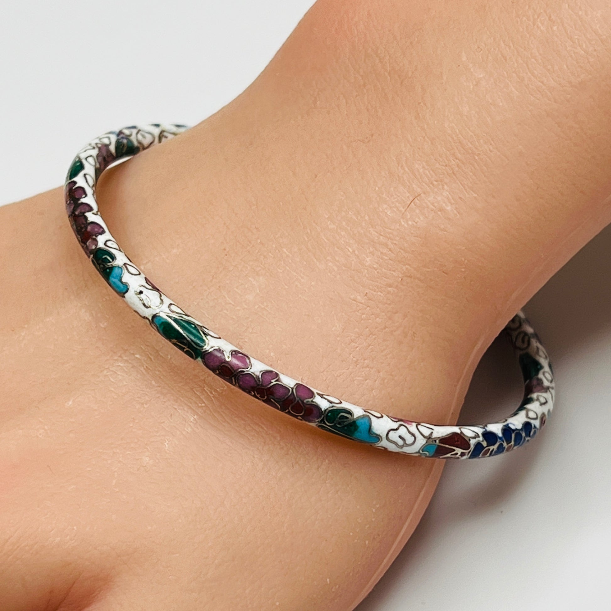 Vintage white cloisonné bangle bracelet with floral design