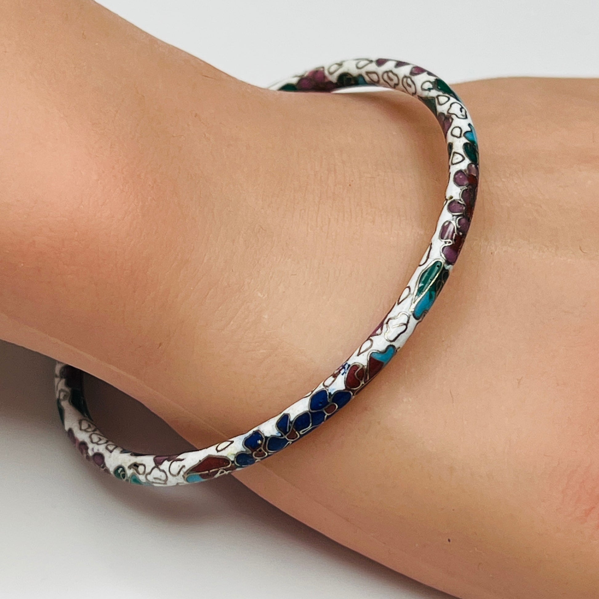 Vintage white cloisonné bangle bracelet with floral design