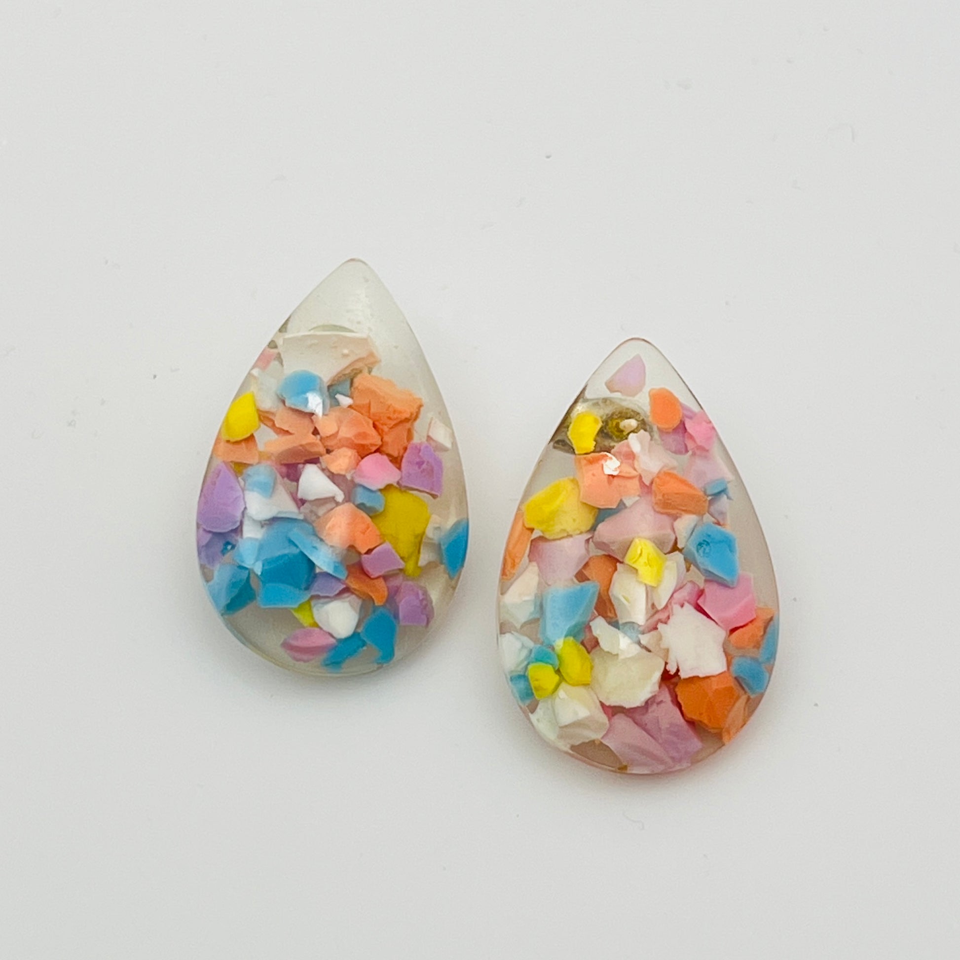 Teardrop lucite earrings with pastel confetti inlay, mid-century retro style