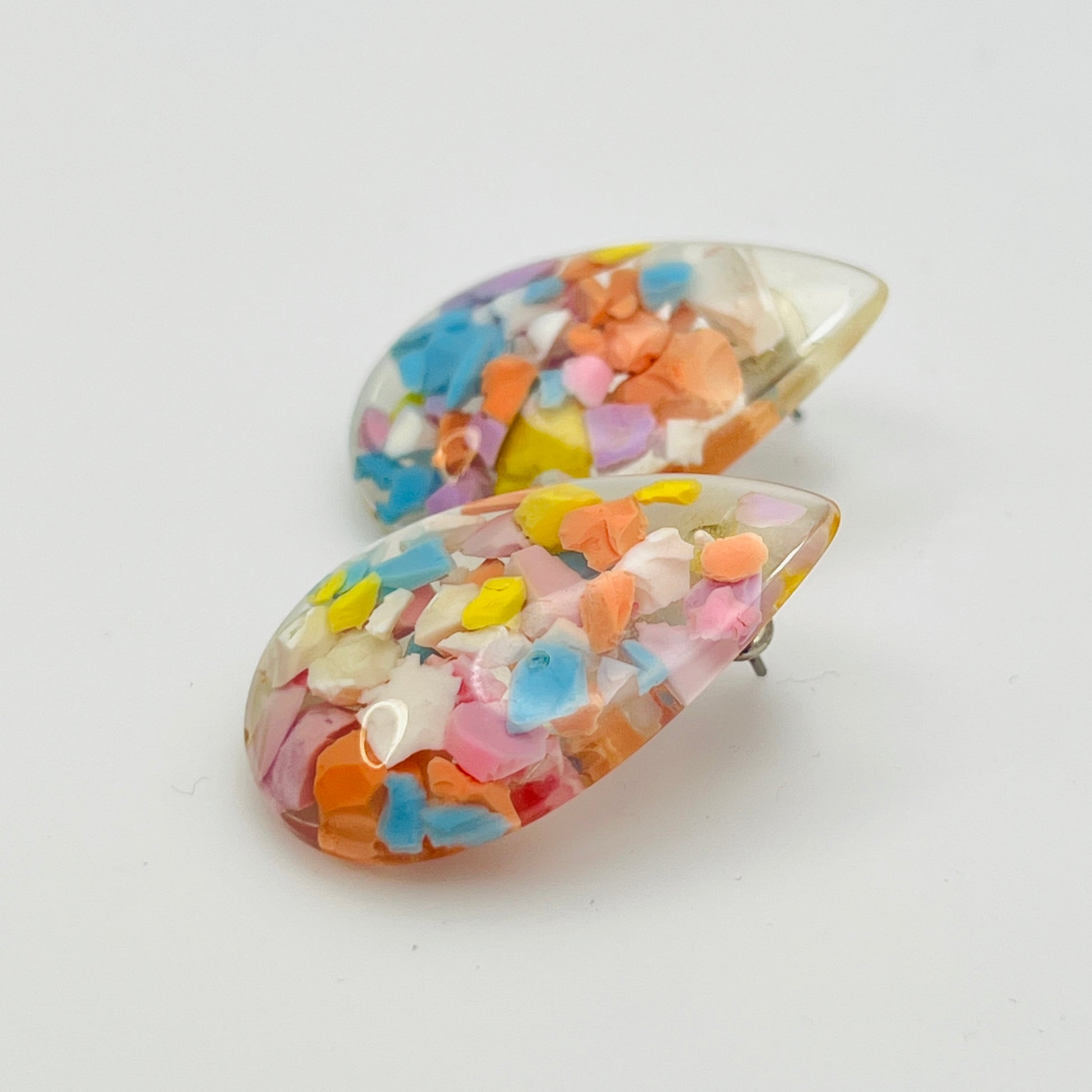 Teardrop lucite earrings with pastel confetti inlay, mid-century retro style