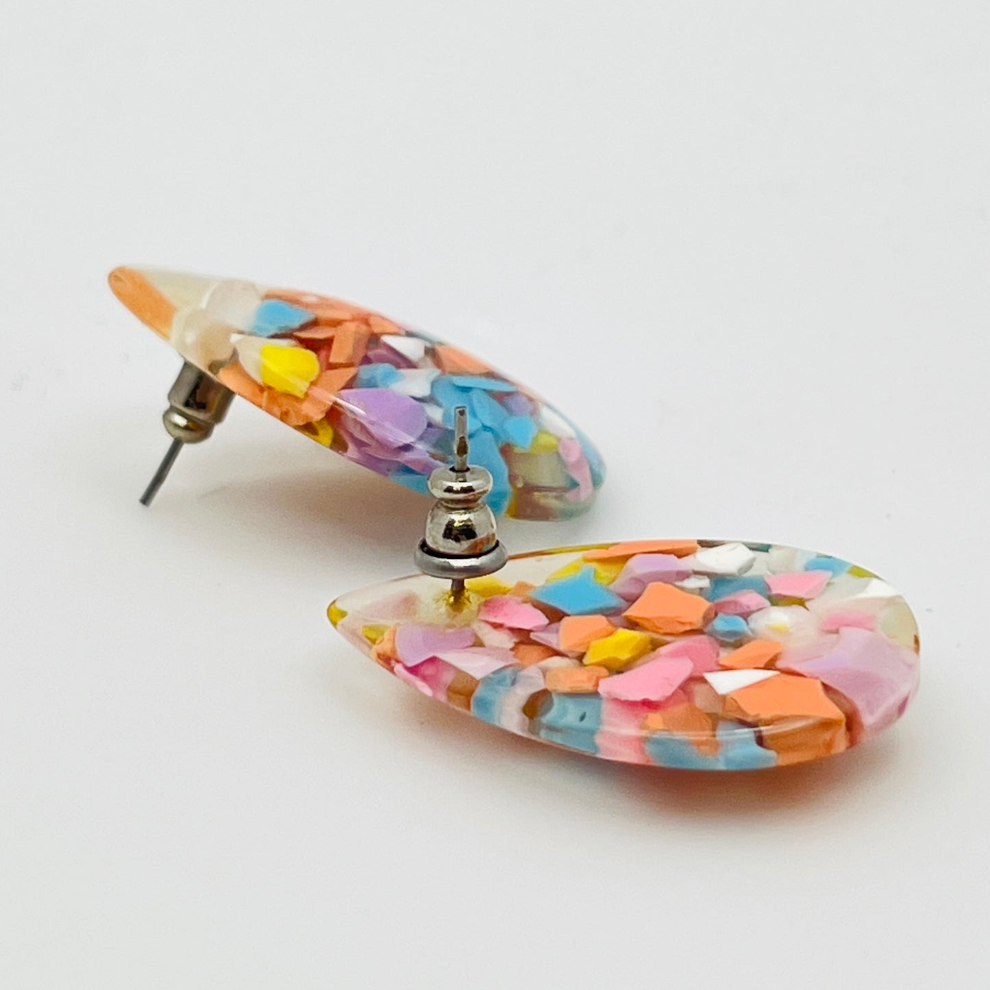 Teardrop lucite earrings with pastel confetti inlay, mid-century retro style