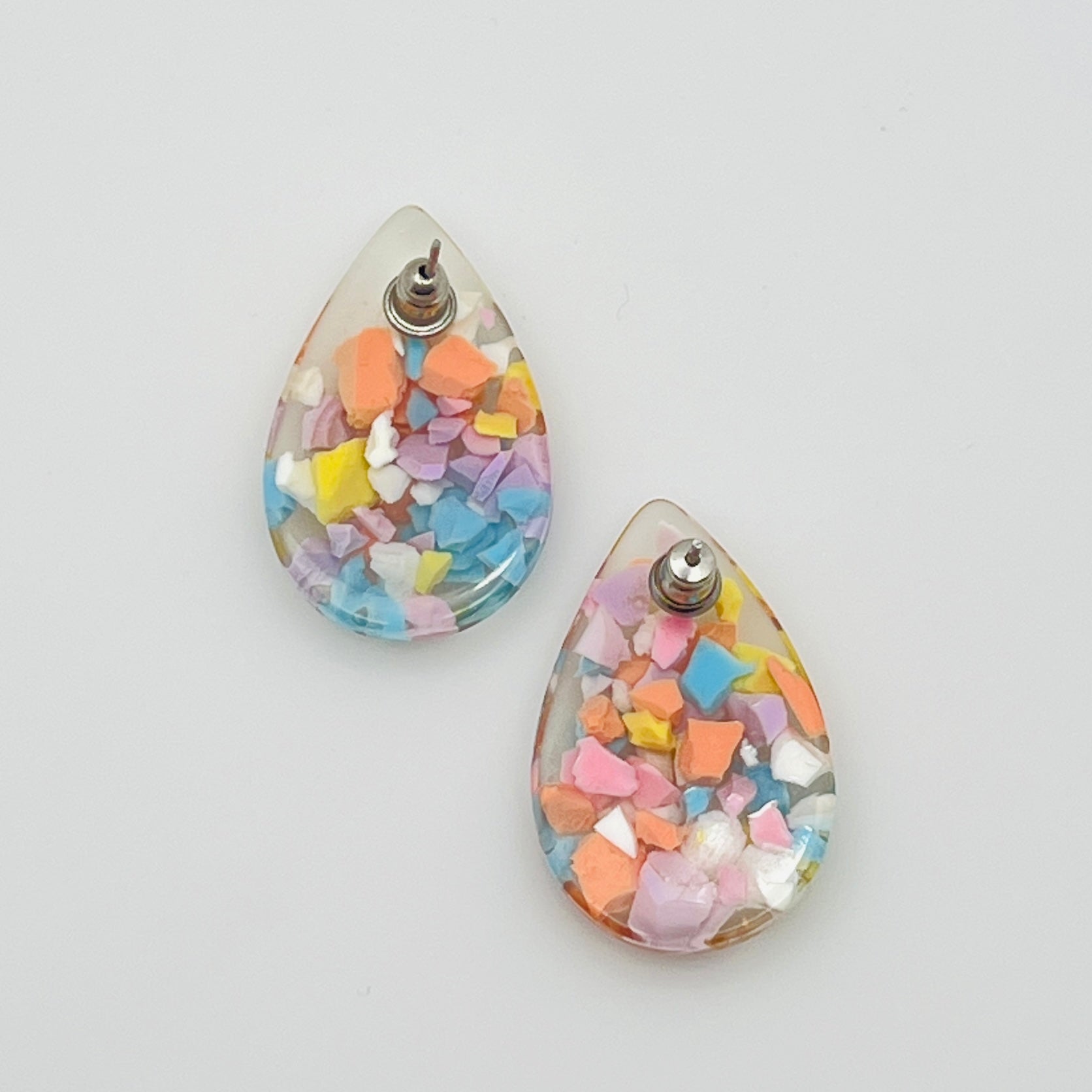Teardrop lucite earrings with pastel confetti inlay, mid-century retro style