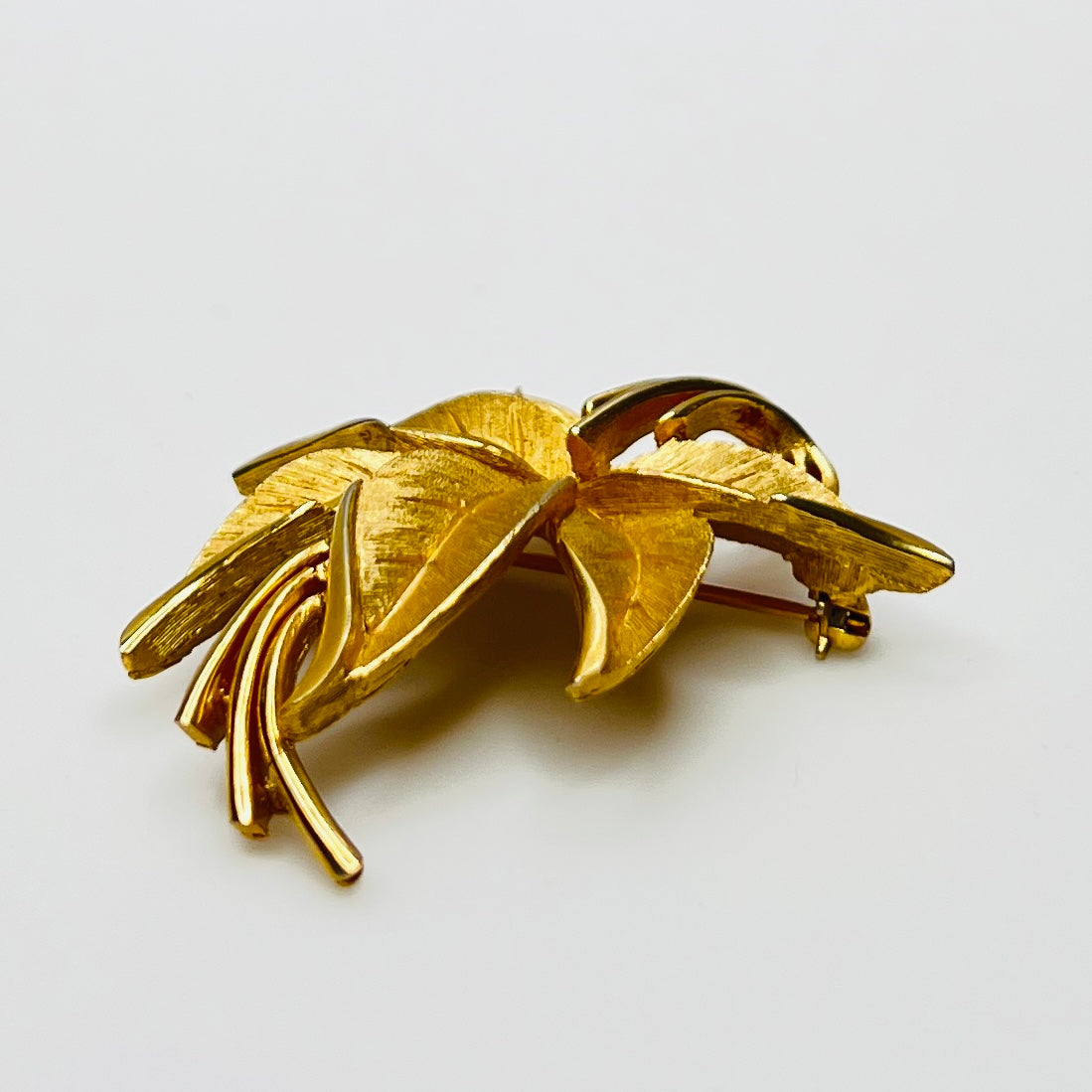 Vintage five-leaf gold brooch signed Crown Trifari in excellent condition