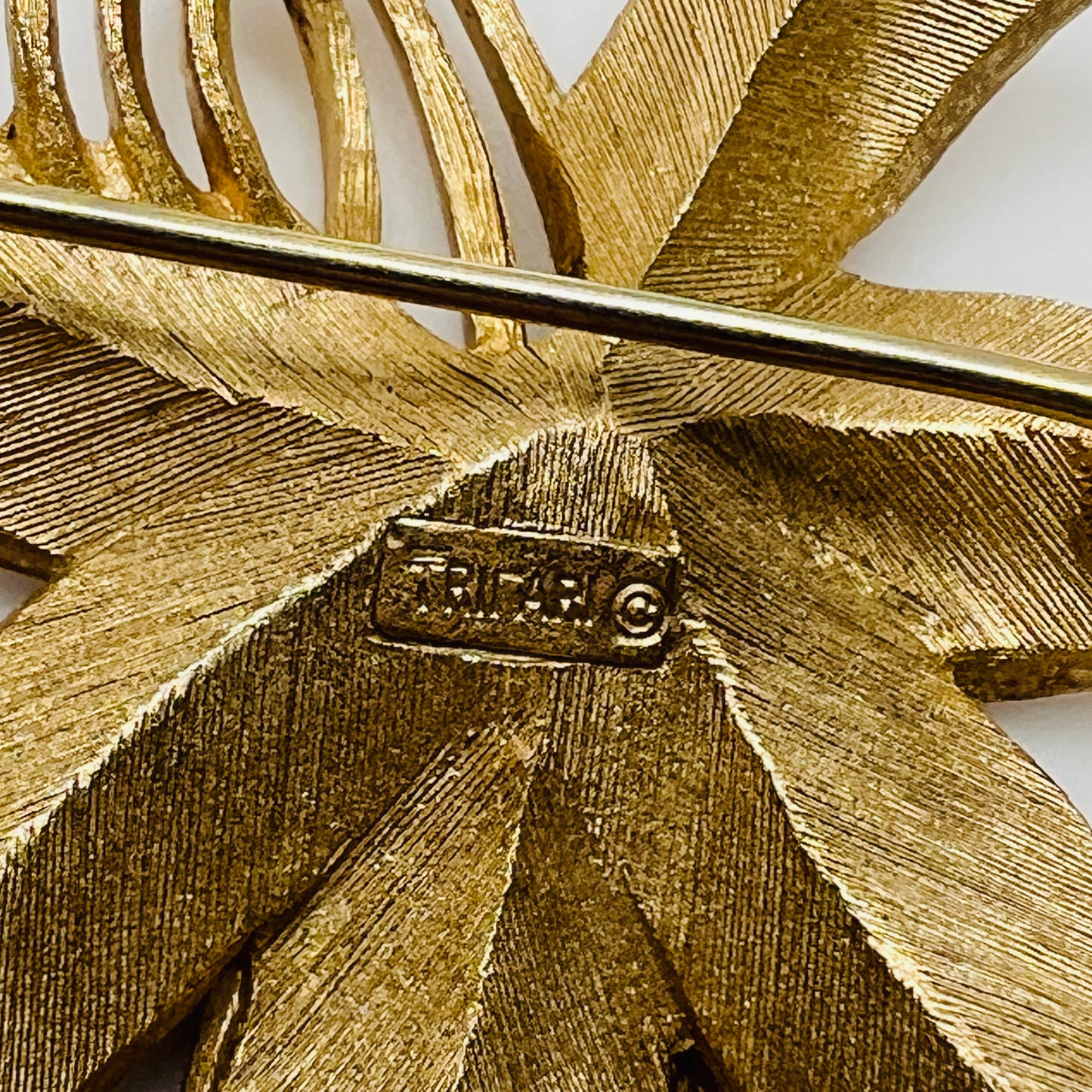 Vintage five-leaf gold brooch signed Crown Trifari in excellent condition