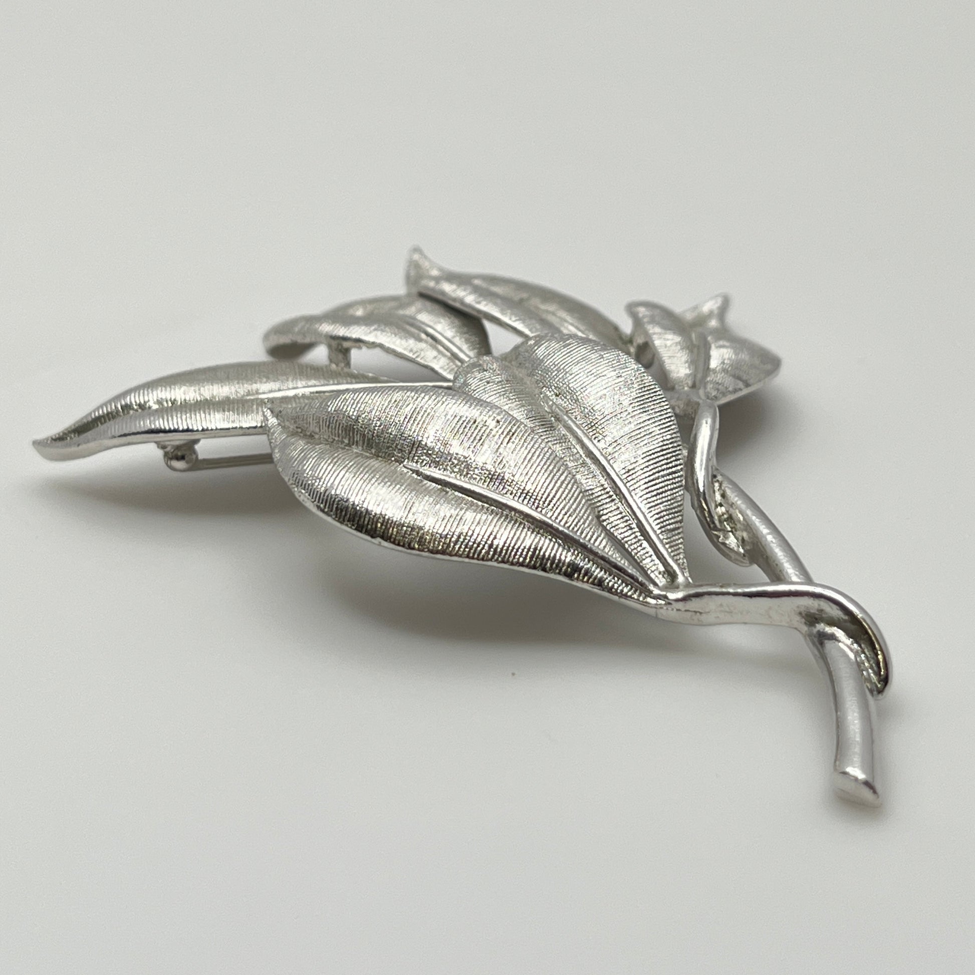 Mid-century signed Emmons leaf jewelry set in textured silver-tone