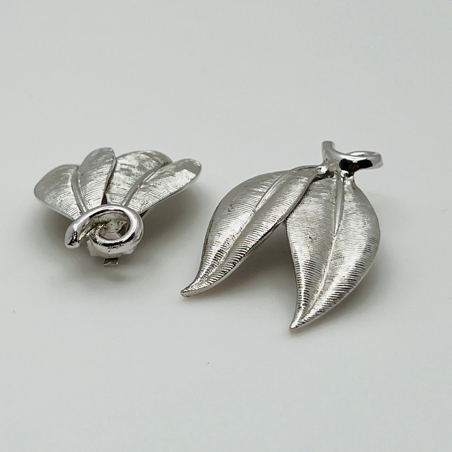 Mid-century signed Emmons leaf jewelry set in textured silver-tone