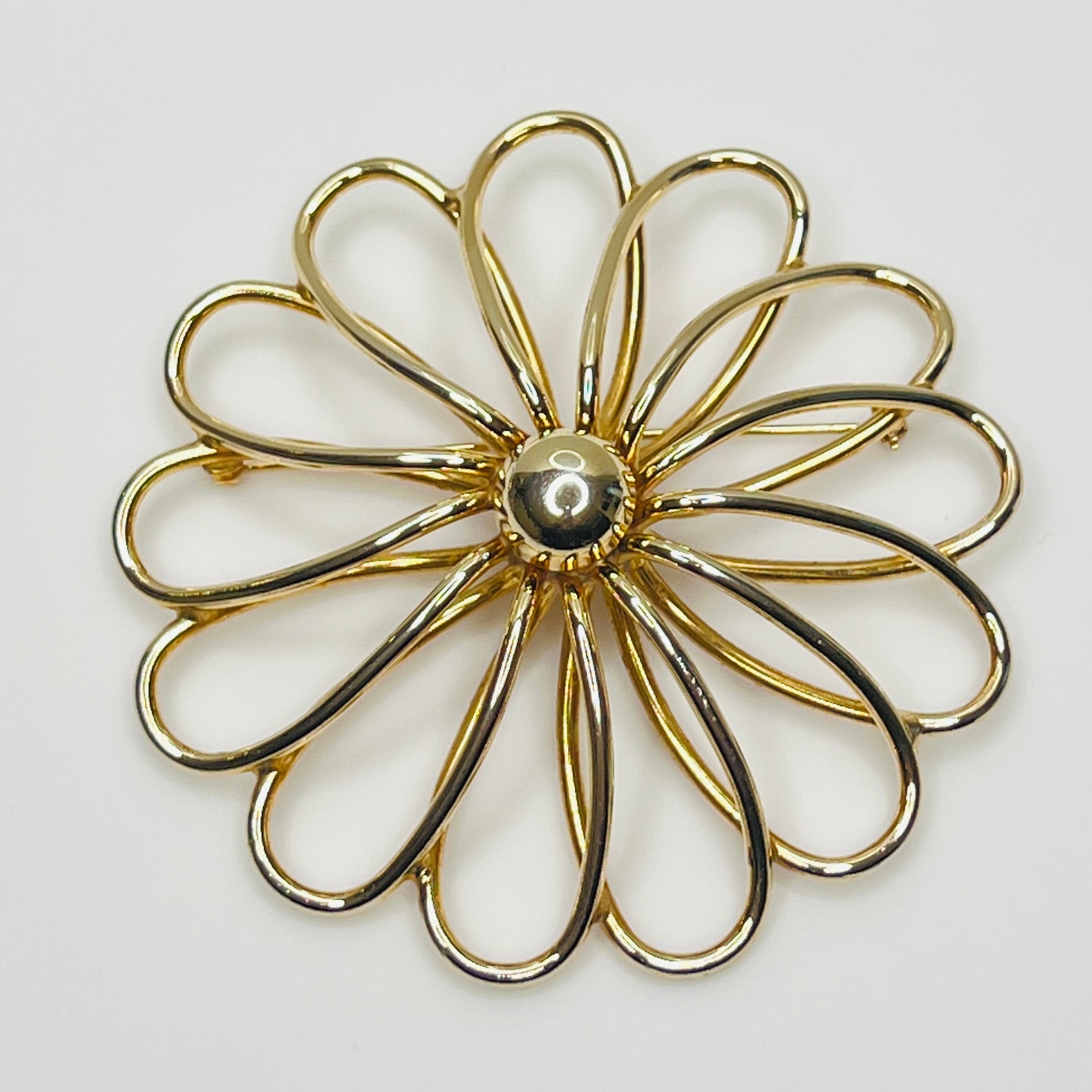 Extra large gold-tone daisy brooch with openwork petals