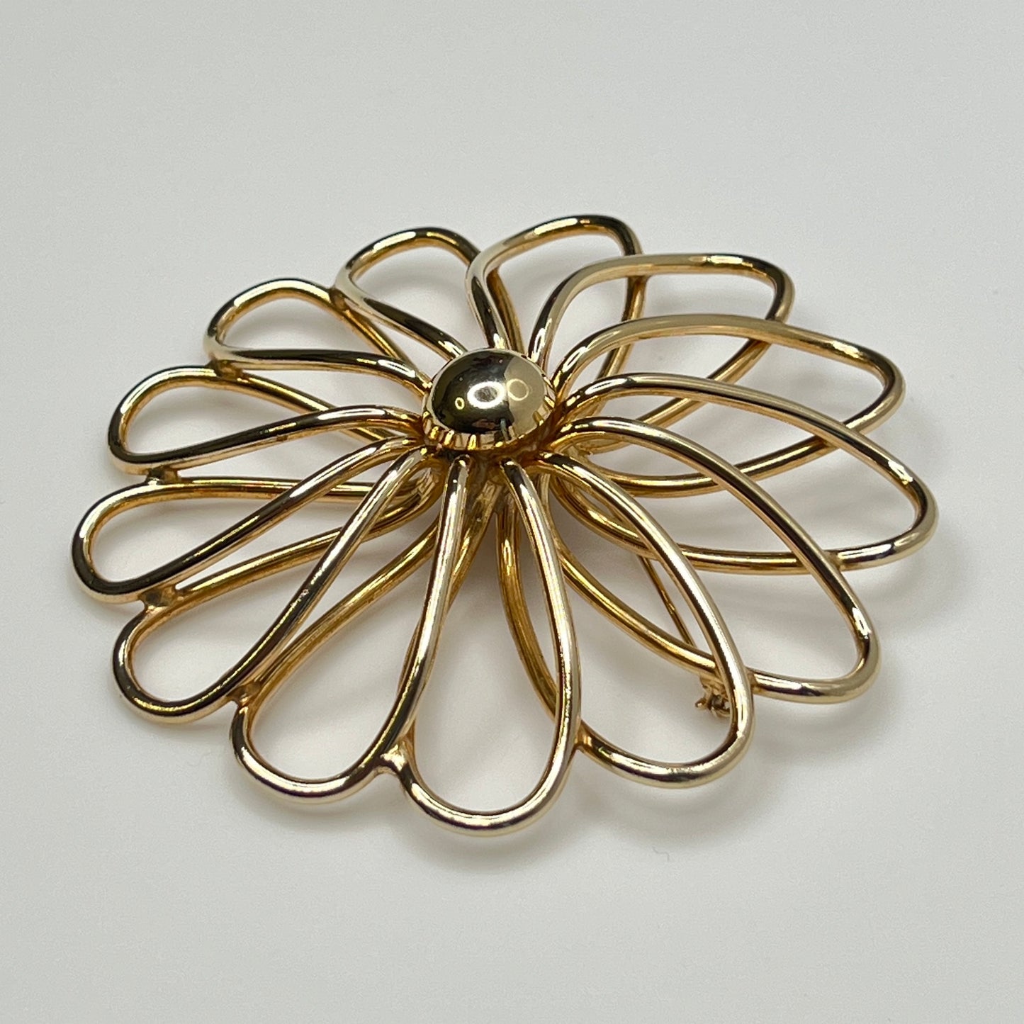 1960s statement flower brooch in polished gold metal