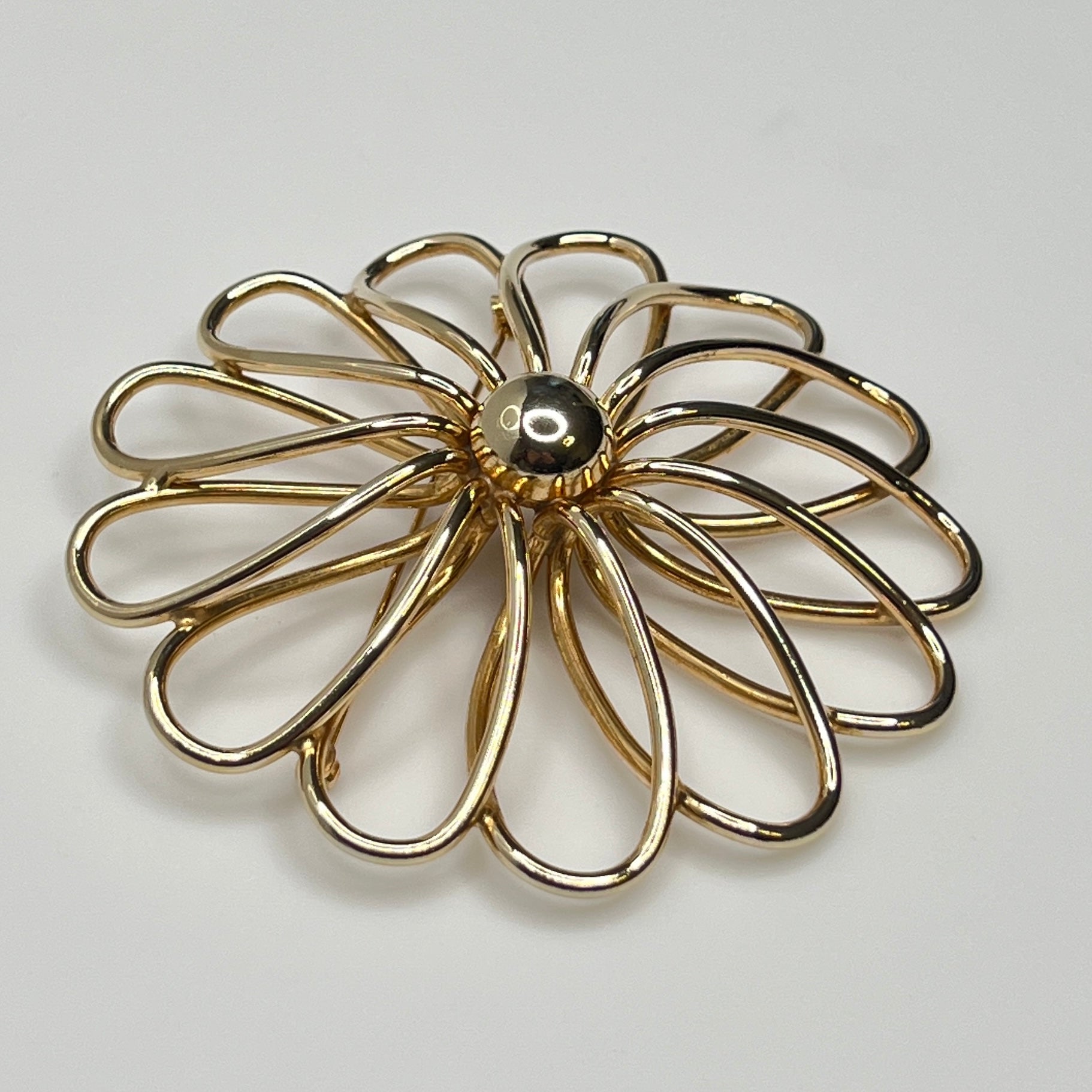 Vintage mod-inspired daisy pin, 3 3/4 inch diameter