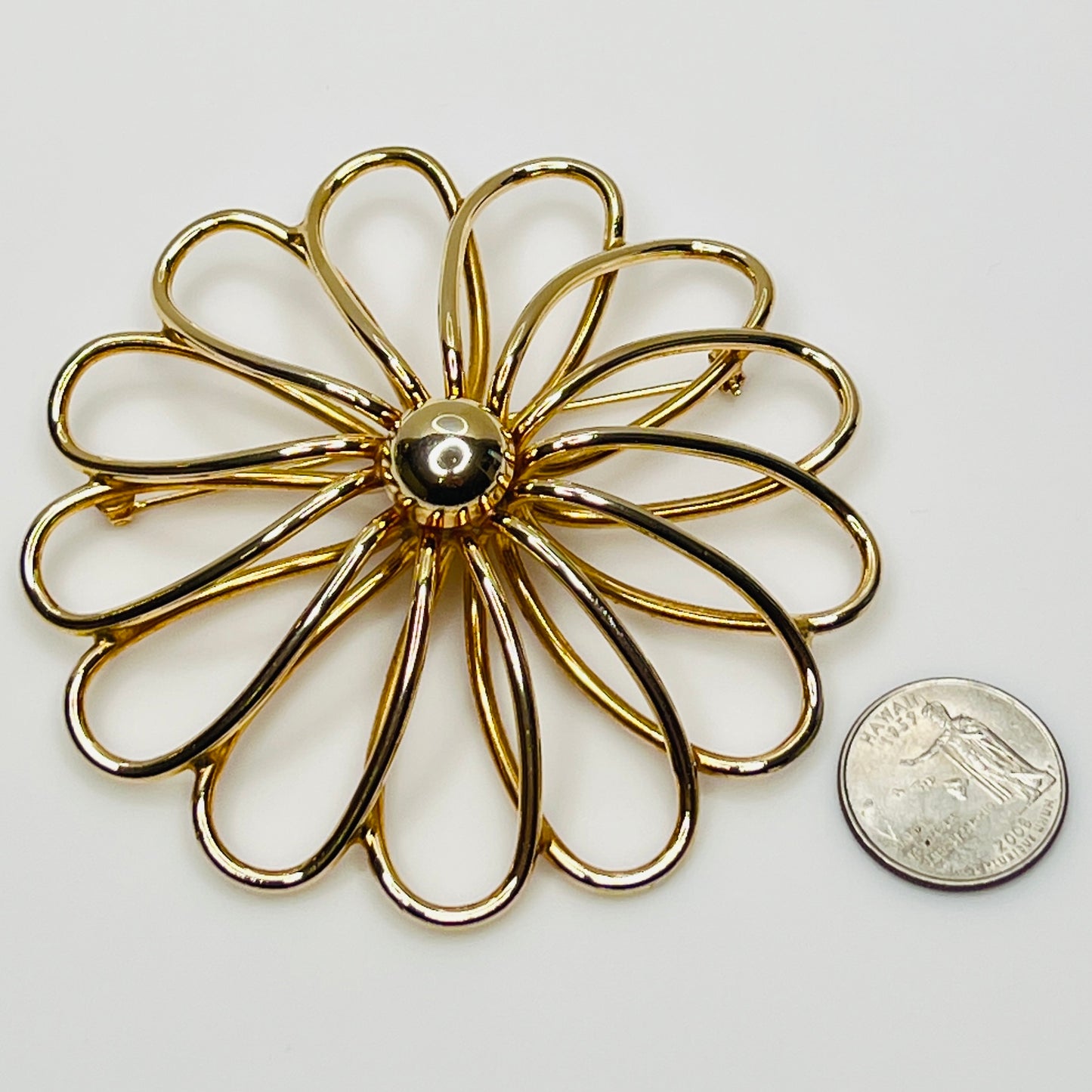 Extra large gold-tone daisy brooch with openwork petals