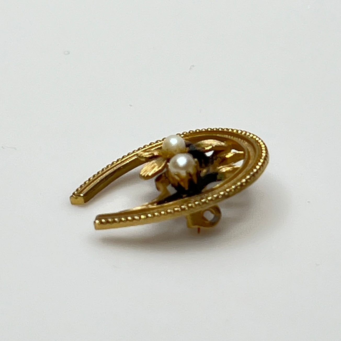 Vintage gold horseshoe brooch with flower and pearl detail