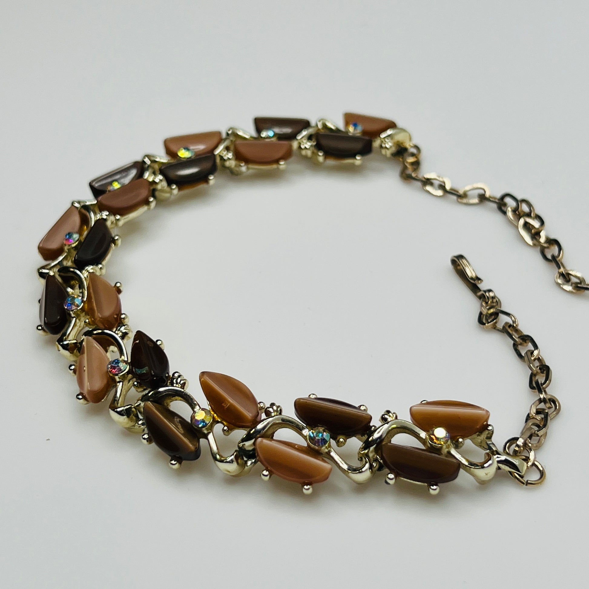 1950s gold-tone choker with shimmering details