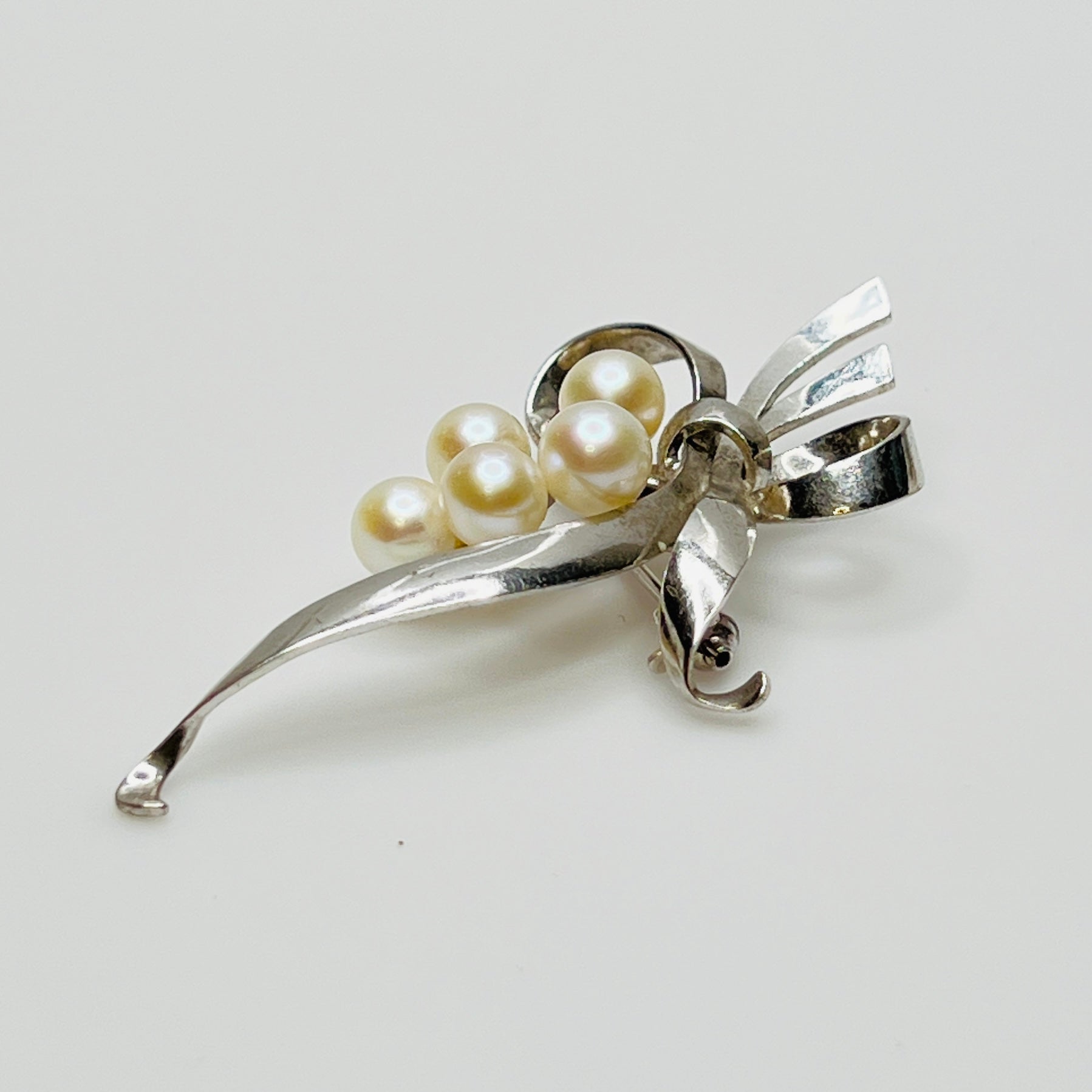 Vintage silver floral brooch with ribbon detail and clustered pearls