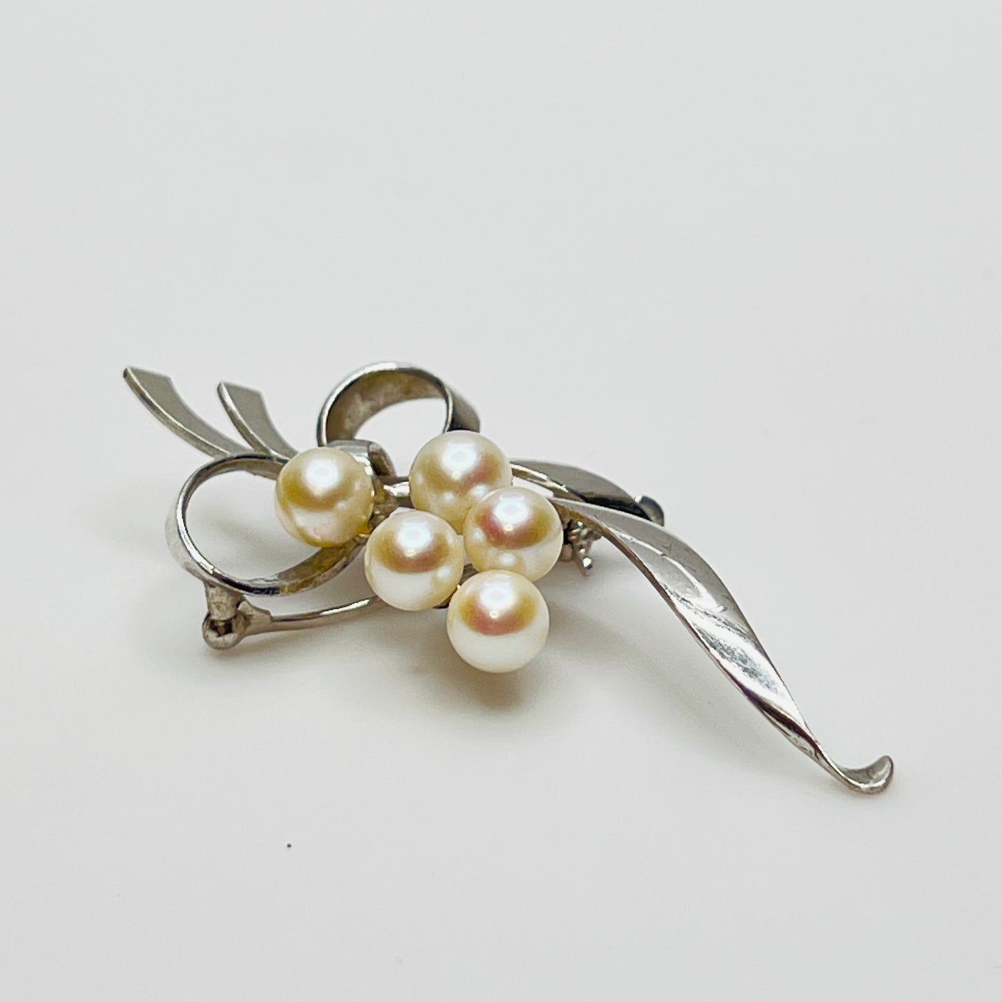 Vintage silver floral brooch with ribbon detail and clustered pearls