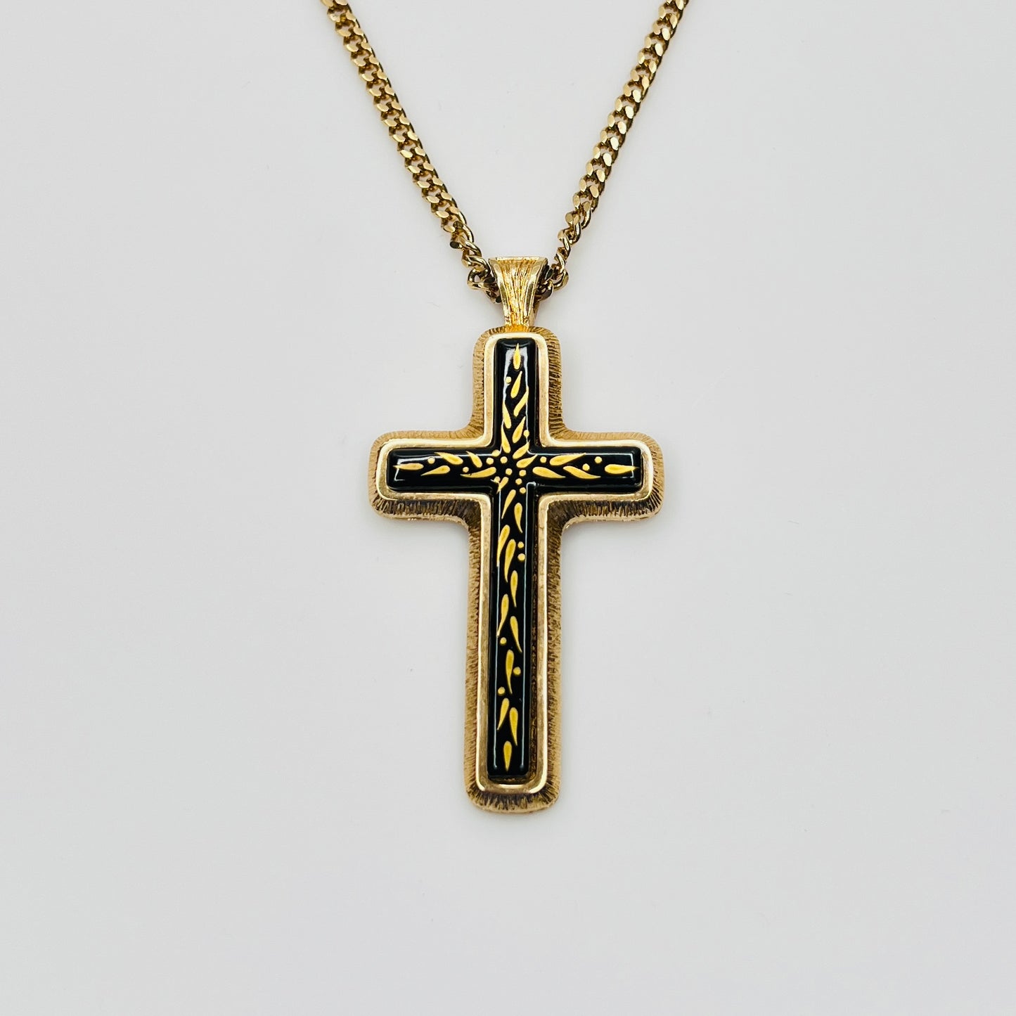 Sarah Coventry cross pendant necklace vintage 1978 gold tone