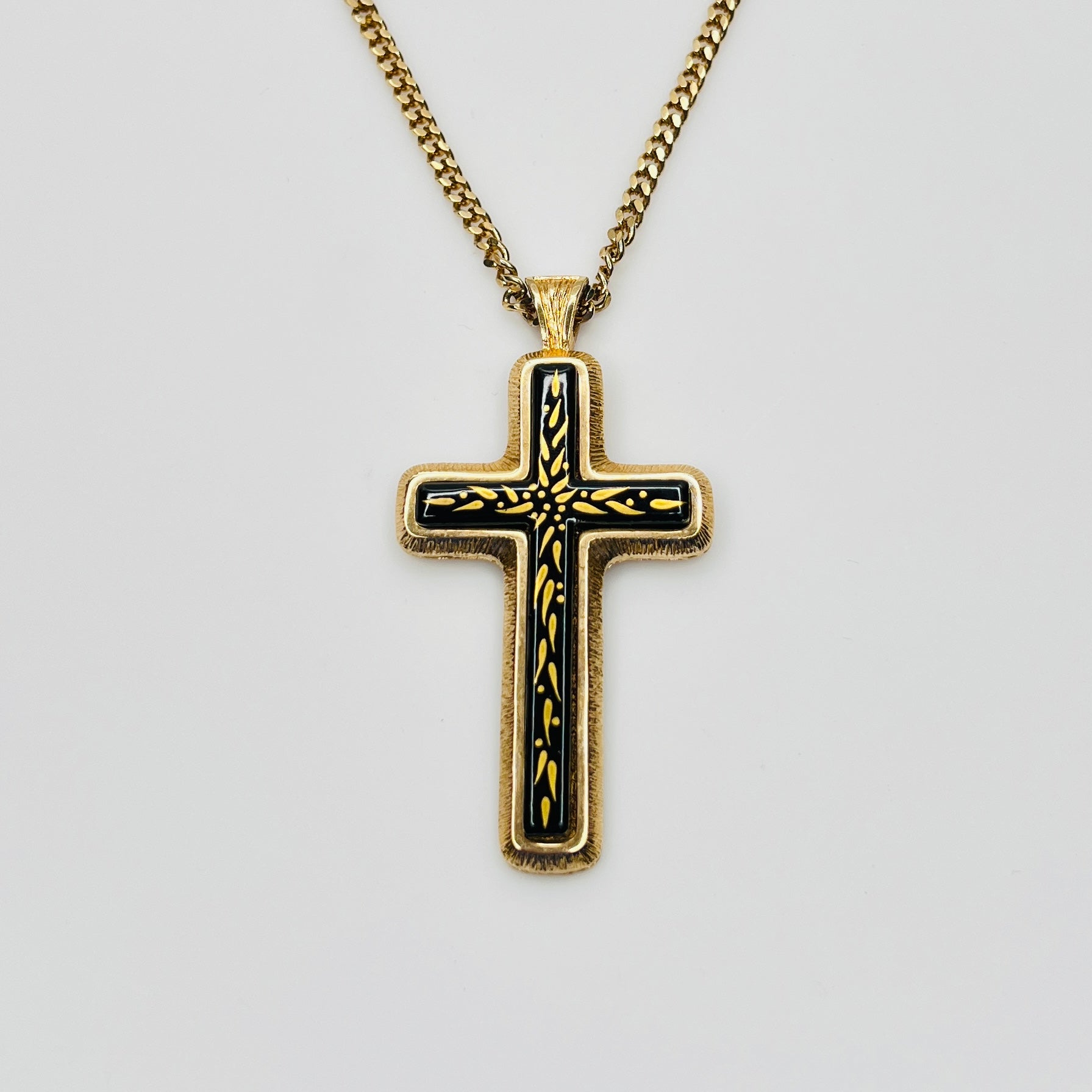 Sarah Coventry cross pendant necklace vintage 1978 gold tone