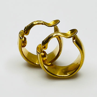 Side view showing clip-on hinges