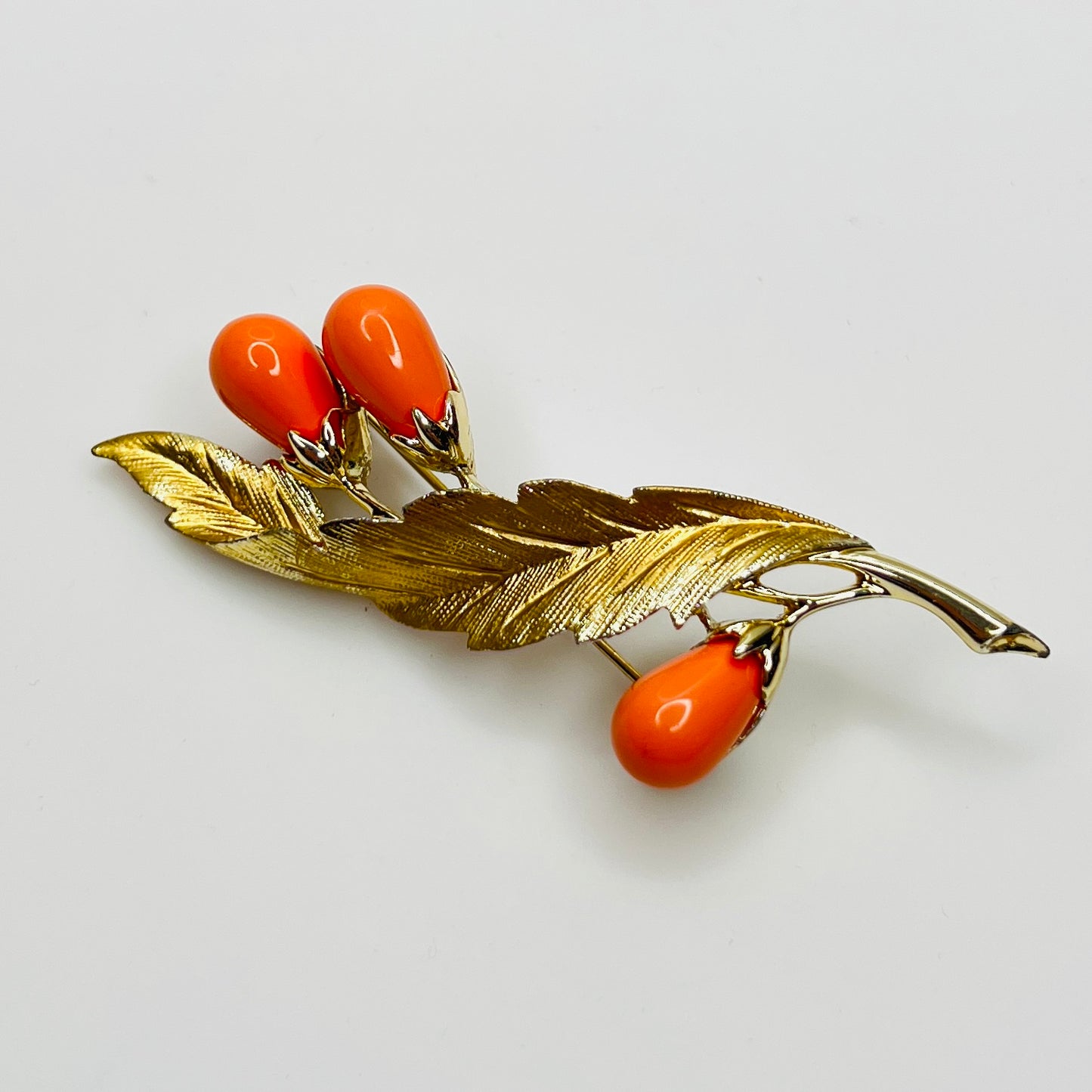 Sarah Coventry gold leaf brooch with coral cabochons – front view