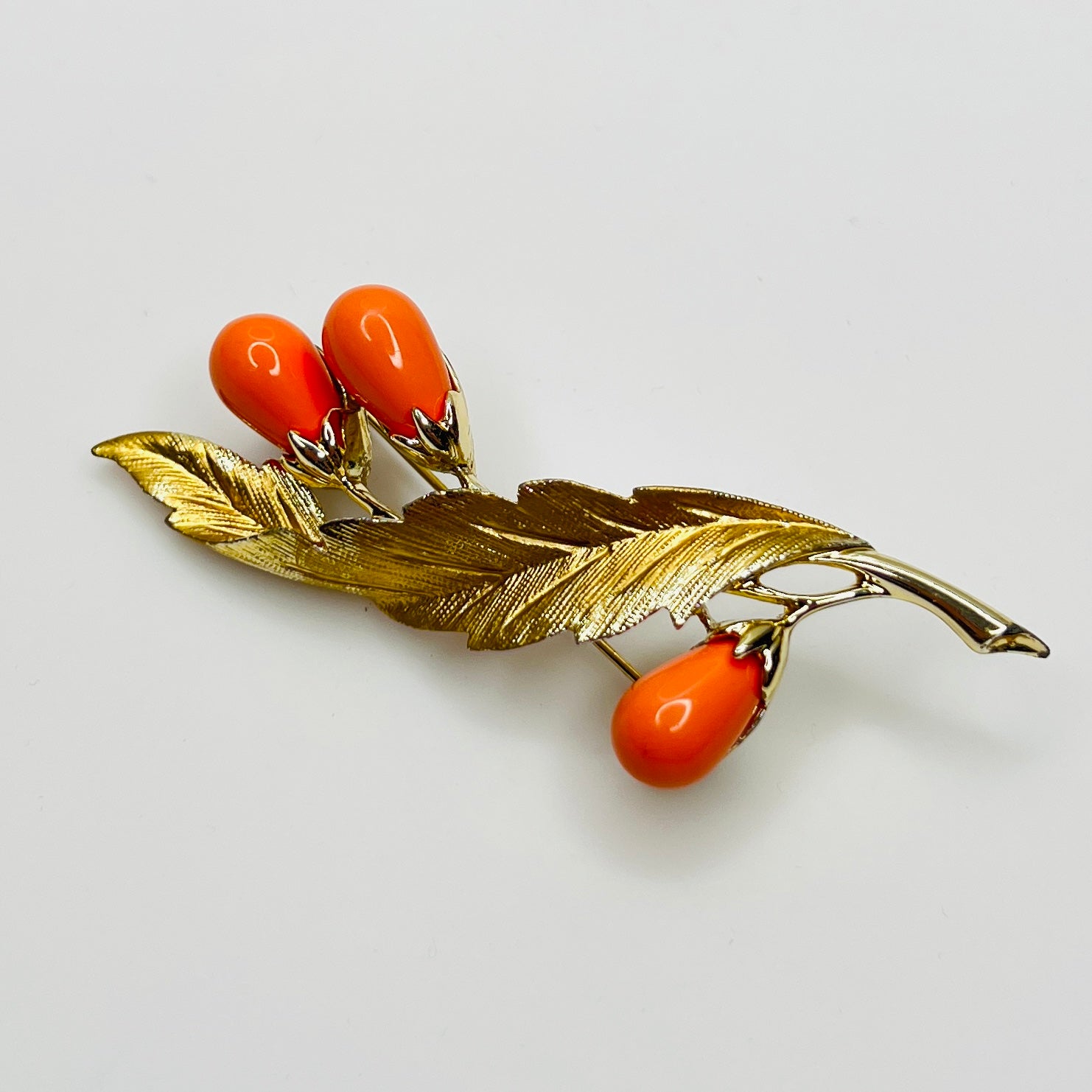 Sarah Coventry gold leaf brooch with coral cabochons – front view