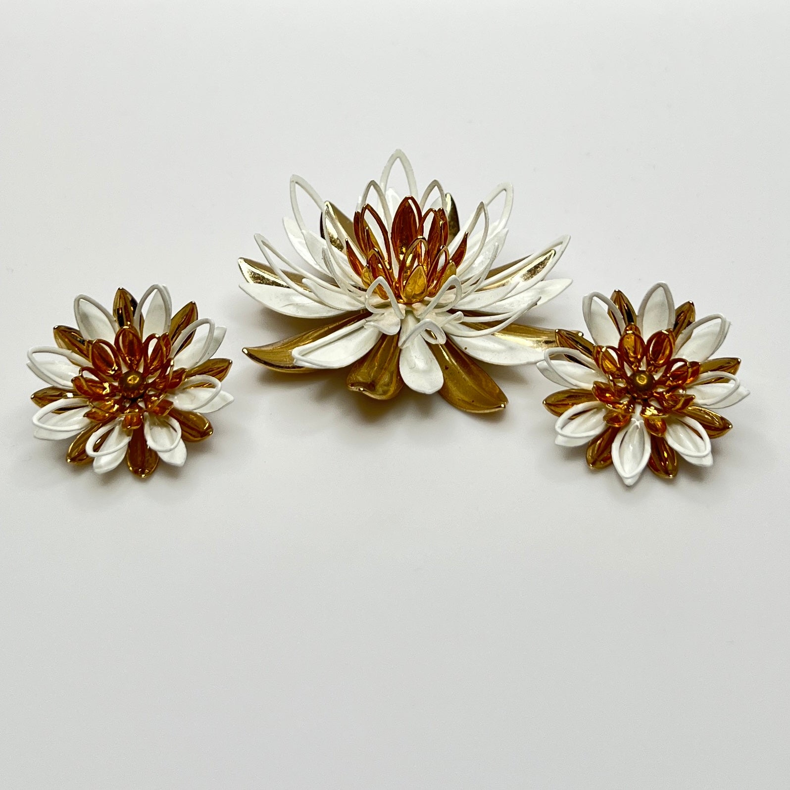 Vintage Sarah Coventry enamel flower brooch and earrings set, white and gold