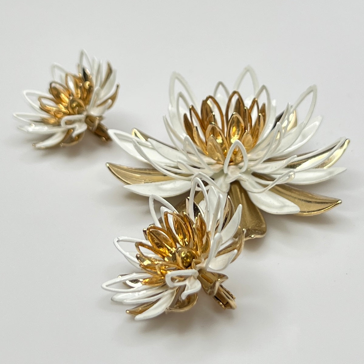 Vintage Sarah Coventry enamel flower brooch and earrings set, white and gold