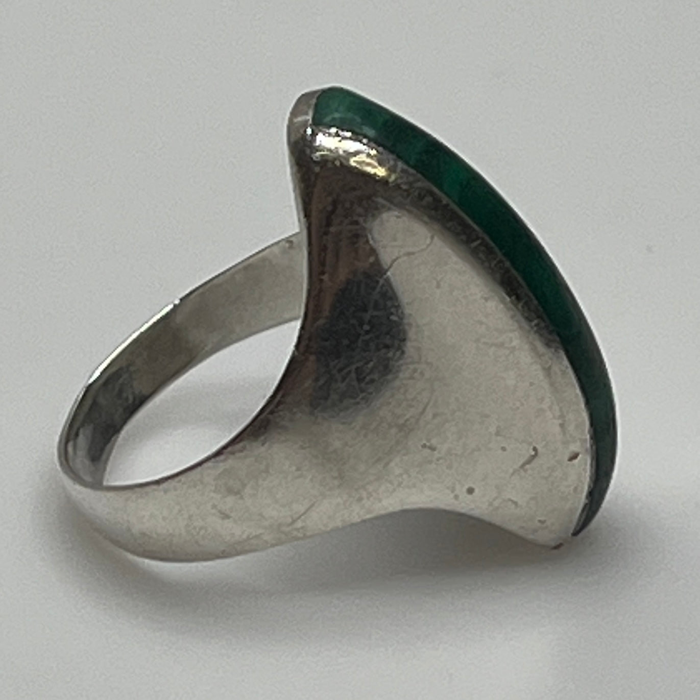 Side view of sculptural 1970s malachite and silver modernist ring