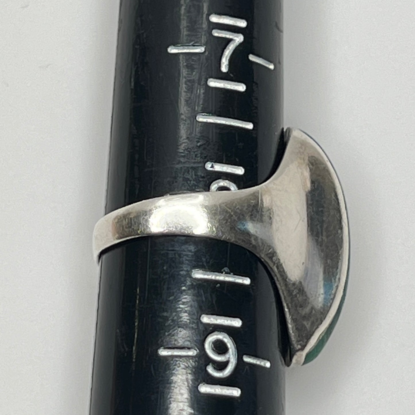 Side view of sculptural 1970s malachite and silver modernist ring