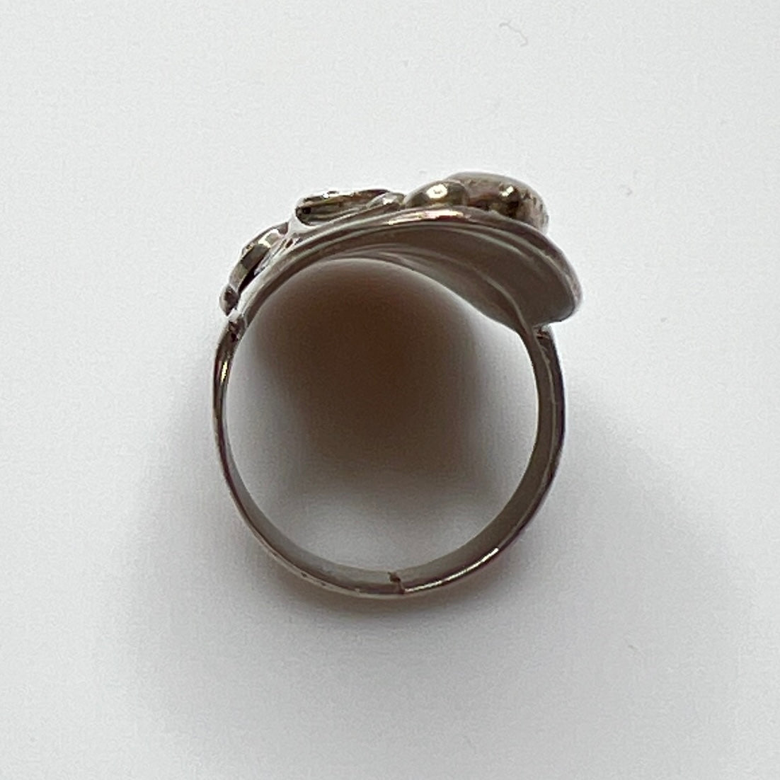 Southwestern vintage ring with floral and feather silver design, size 9