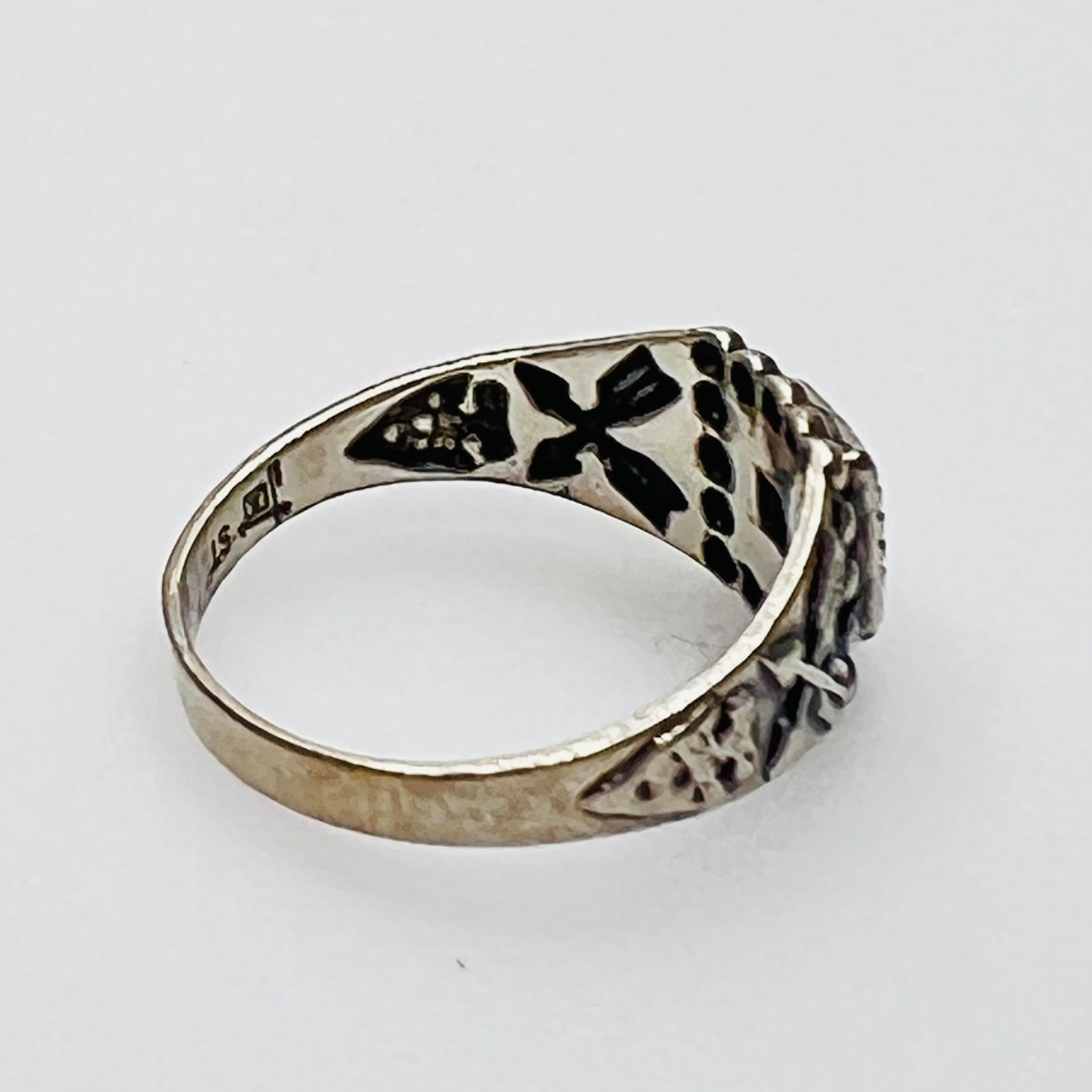 Side view of vintage turquoise ring with detailed bezel and side motifs