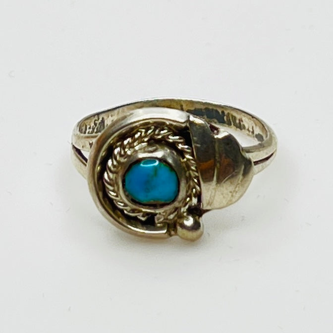 Close-up of turquoise ring showing rope and leaf motif