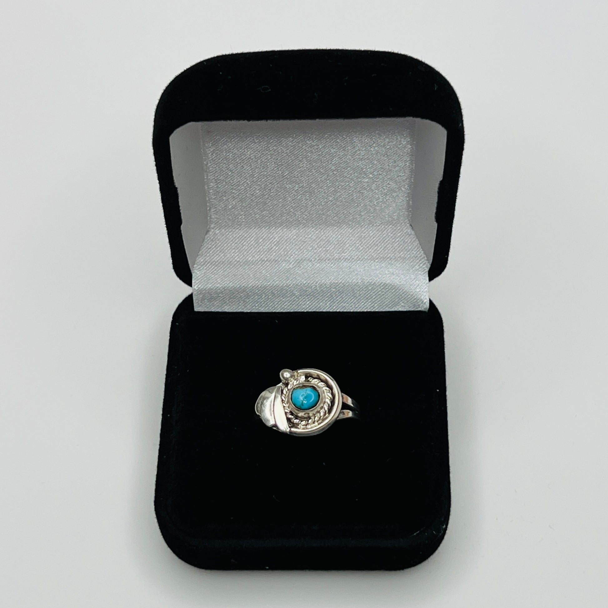 Close-up of turquoise ring showing rope and leaf motif