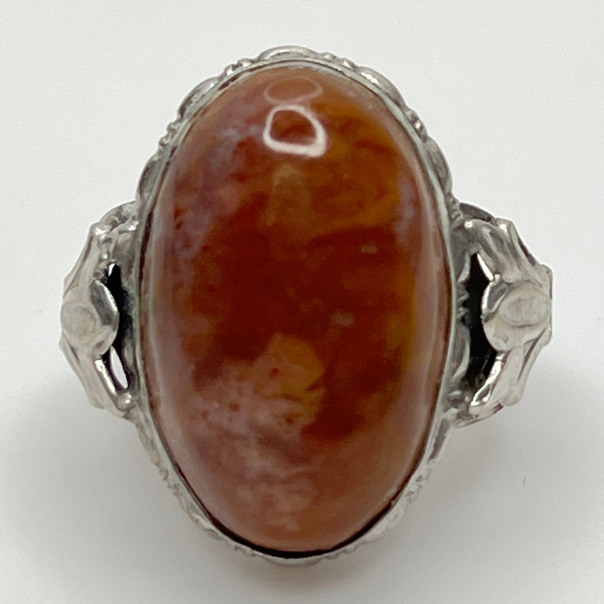Front view of vintage Uncas agate ring with floral setting detail