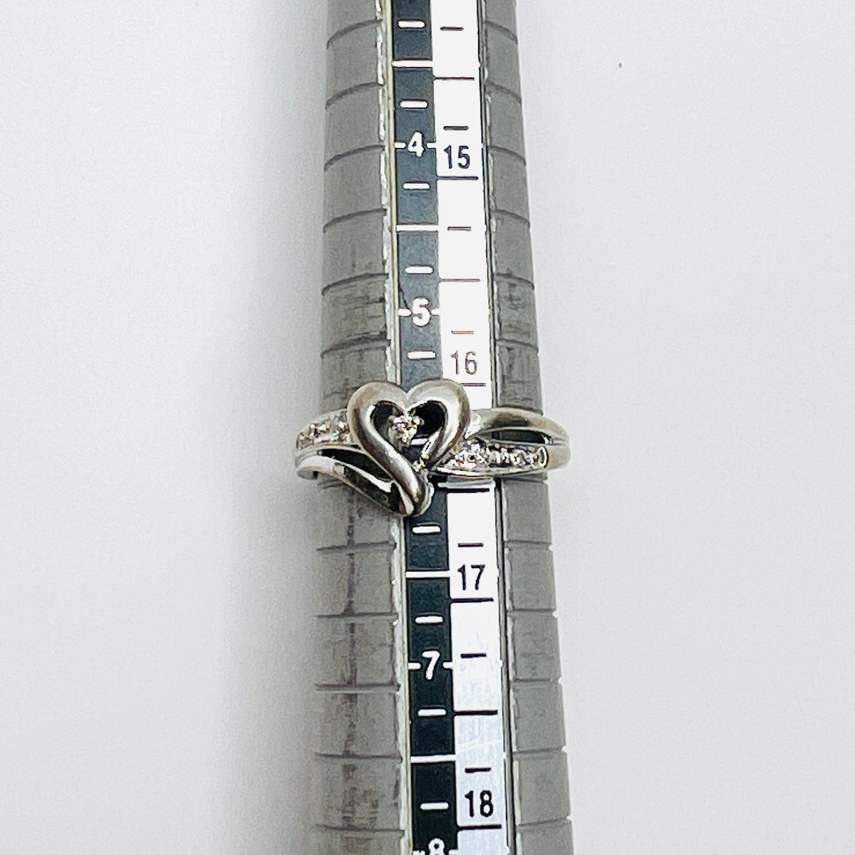 Vintage 10K white gold diamond heart ring size 5 3/4 on ring mandrel