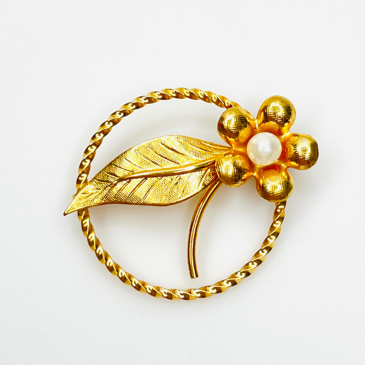 1950s 12K gold filled flower and leaf circle brooch with genuine white pearl
