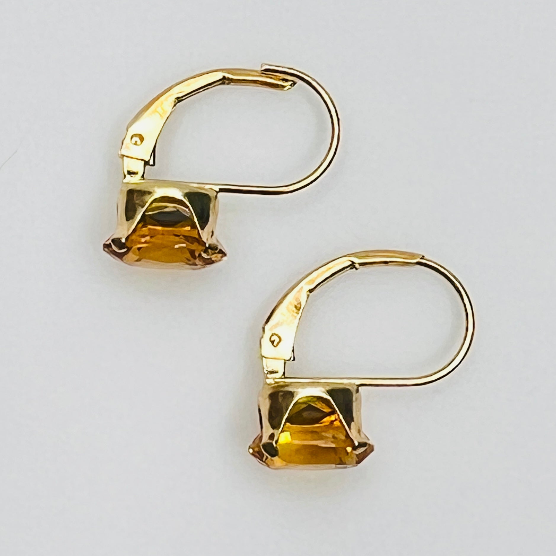 Side view 14K gold citrine earrings leverback closure detail